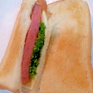 ボロニアソーセージとパセリのサンドイッチ